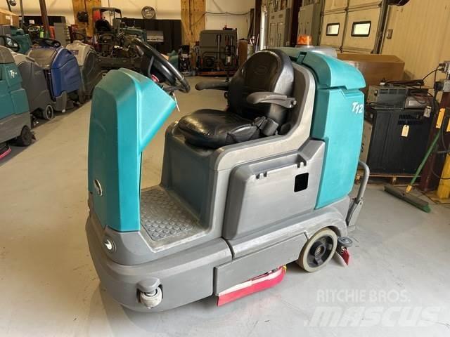 Tennant T12 床洗浄機（スクラバー）