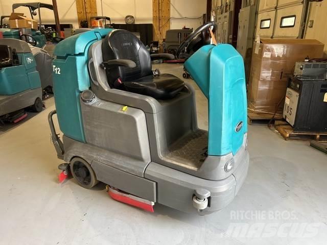 Tennant T12 床洗浄機（スクラバー）