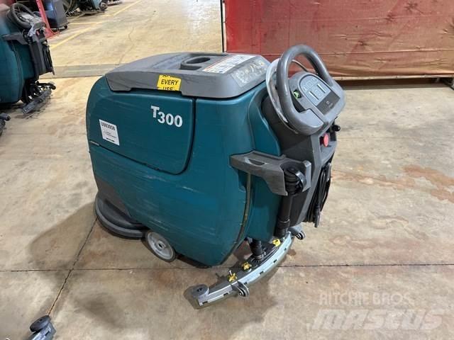 Tennant T300 床洗浄機（スクラバー）