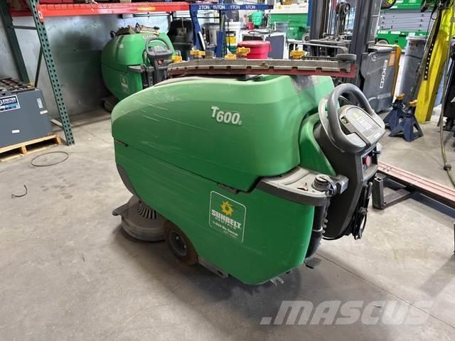 Tennant T600E 床洗浄機（スクラバー）