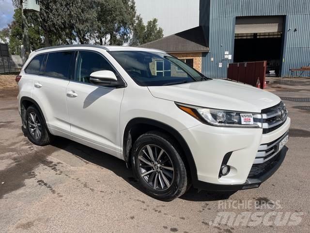 Toyota Kluger 自動車