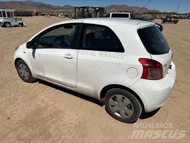 Toyota Yaris 自動車