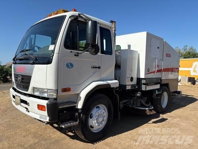 UD 3300 街路清掃車