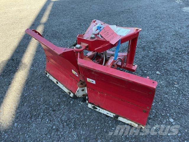 Ventrac NV360 スノーブレードとプラウ