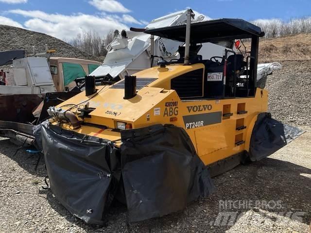 Volvo PT240R タイヤローラ
