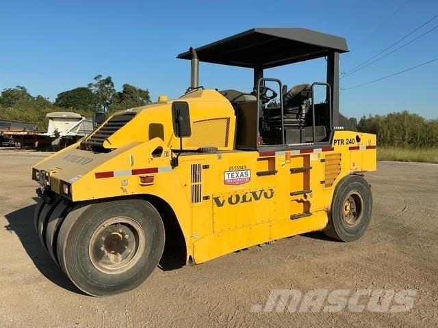Volvo PTR240 タイヤローラ