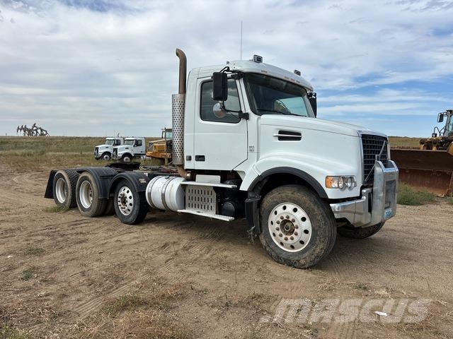 Volvo VHD 中古トラクターヘッド | トレーラーヘッド