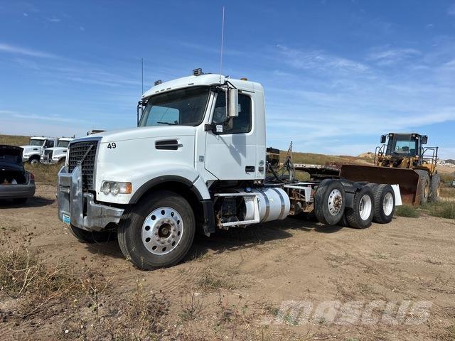 Volvo VHD 中古トラクターヘッド | トレーラーヘッド