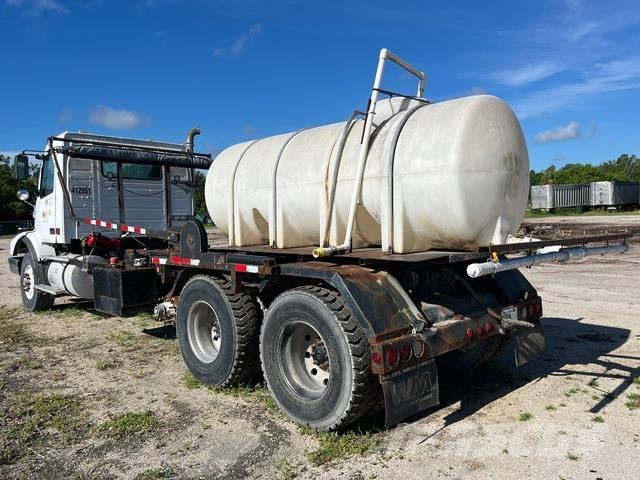 Volvo VHD64 スキップローダートラック