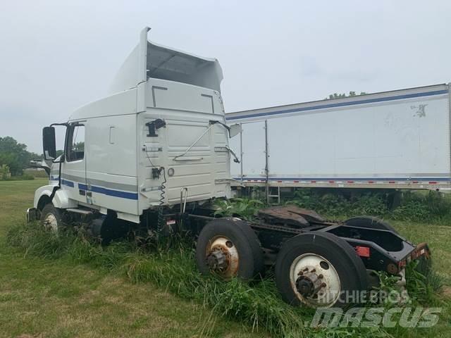 Volvo VN 中古トラクターヘッド | トレーラーヘッド