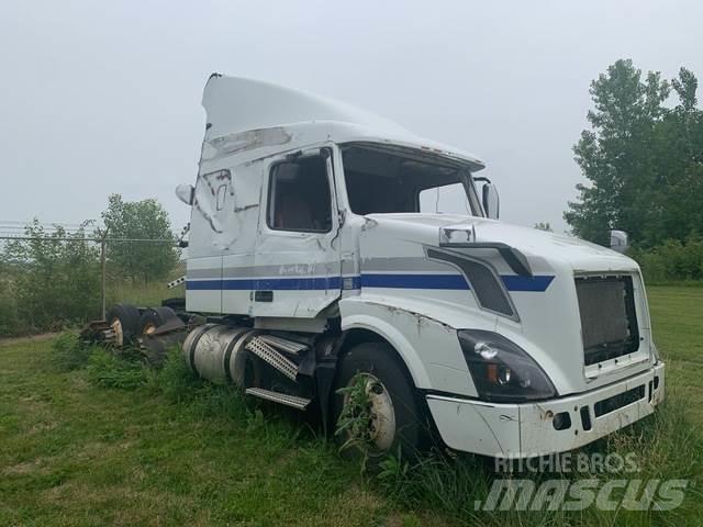 Volvo VN 中古トラクターヘッド | トレーラーヘッド