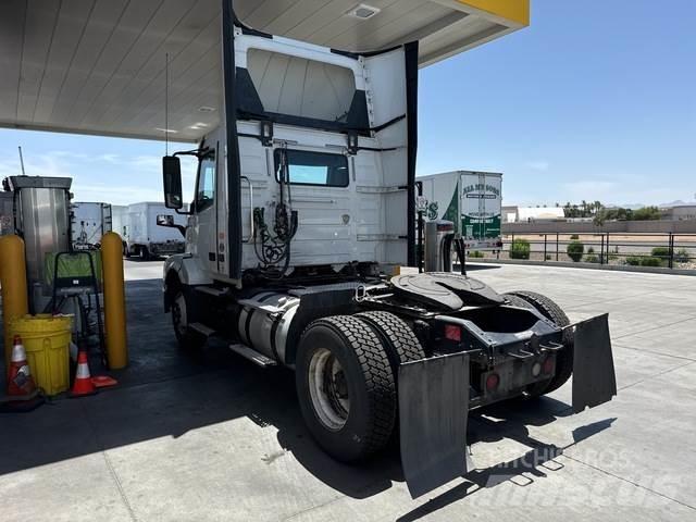 Volvo VNL 中古トラクターヘッド | トレーラーヘッド