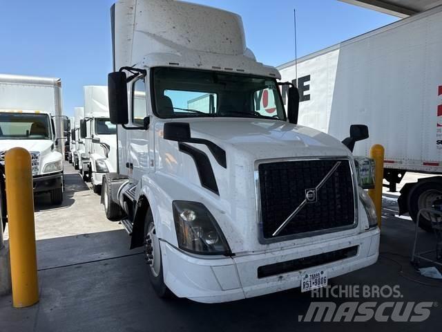 Volvo VNL 中古トラクターヘッド | トレーラーヘッド
