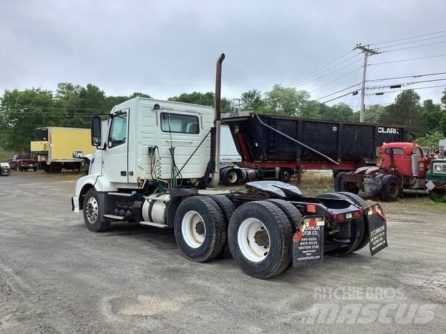 Volvo VNL 中古トラクターヘッド | トレーラーヘッド