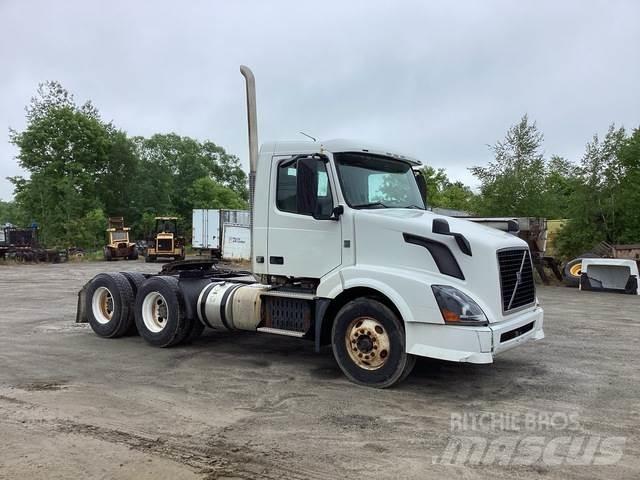 Volvo VNL 中古トラクターヘッド | トレーラーヘッド