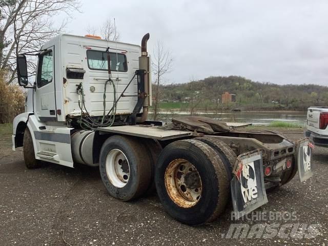 Volvo VNL 中古トラクターヘッド | トレーラーヘッド