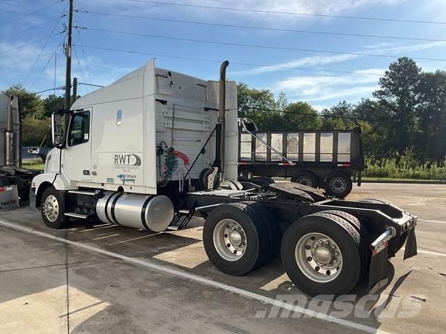 Volvo VNL 中古トラクターヘッド | トレーラーヘッド