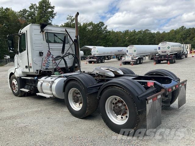 Volvo VNL 中古トラクターヘッド | トレーラーヘッド