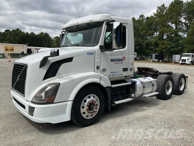 Volvo VNL 中古トラクターヘッド | トレーラーヘッド