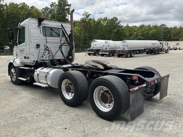 Volvo VNL 中古トラクターヘッド | トレーラーヘッド