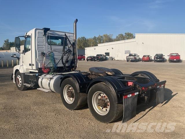 Volvo VNL 中古トラクターヘッド | トレーラーヘッド