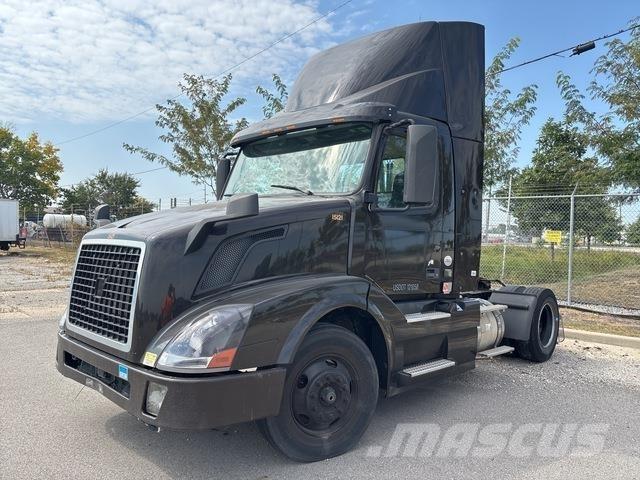 Volvo VNL 中古トラクターヘッド | トレーラーヘッド
