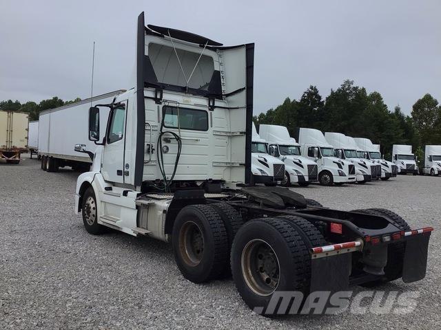Volvo VNL 中古トラクターヘッド | トレーラーヘッド