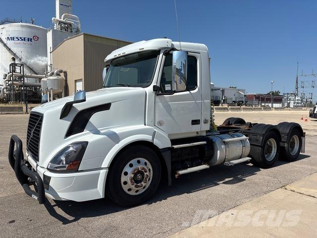 Volvo VNL 中古トラクターヘッド | トレーラーヘッド