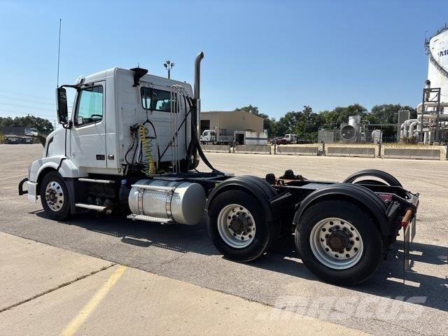 Volvo VNL 中古トラクターヘッド | トレーラーヘッド