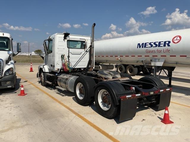 Volvo VNL 中古トラクターヘッド | トレーラーヘッド