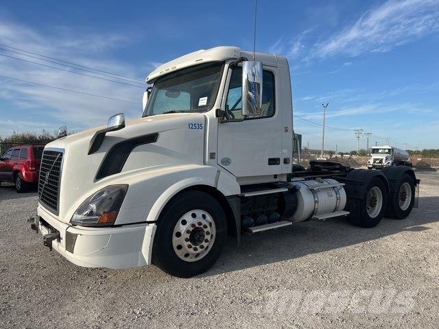 Volvo VNL 中古トラクターヘッド | トレーラーヘッド