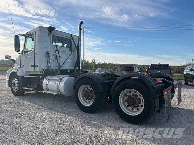 Volvo VNL 中古トラクターヘッド | トレーラーヘッド