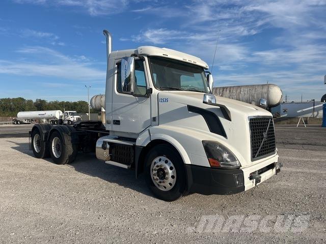 Volvo VNL 中古トラクターヘッド | トレーラーヘッド