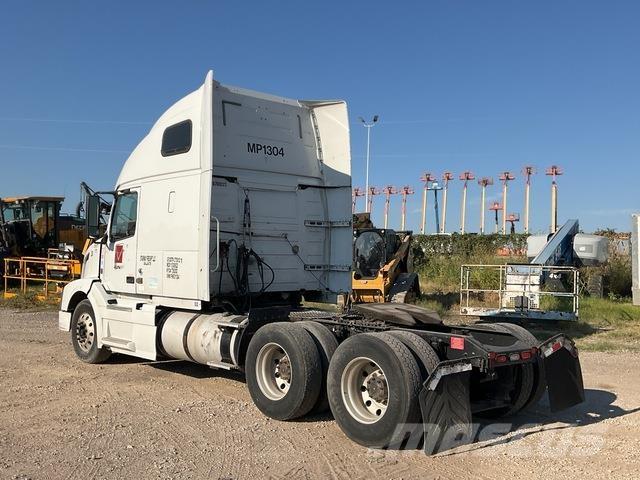Volvo VNL 中古トラクターヘッド | トレーラーヘッド
