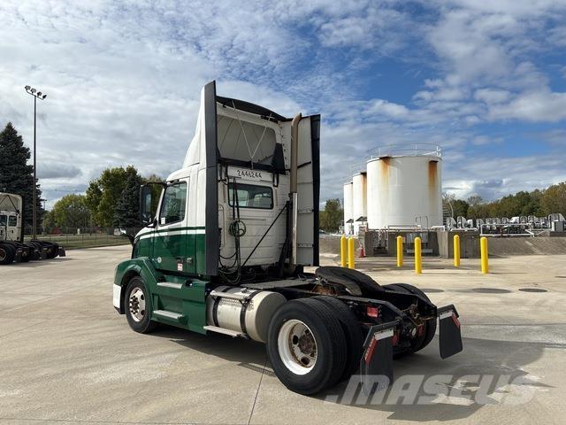 Volvo VNL 中古トラクターヘッド | トレーラーヘッド