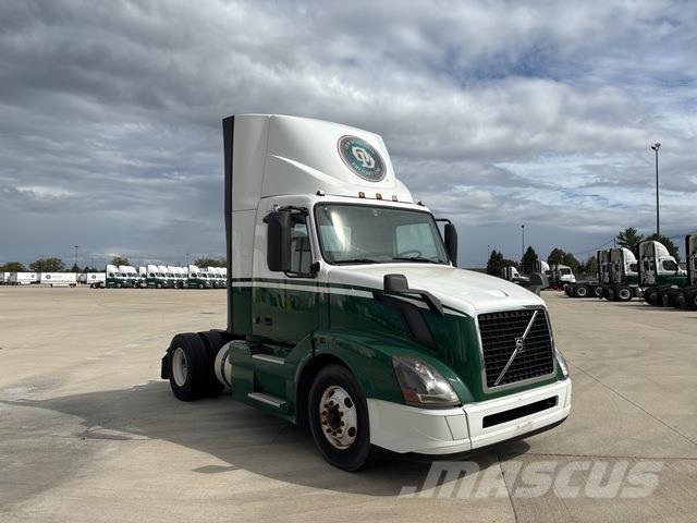 Volvo VNL 中古トラクターヘッド | トレーラーヘッド