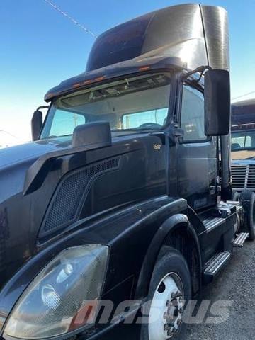 Volvo VNL 中古トラクターヘッド | トレーラーヘッド