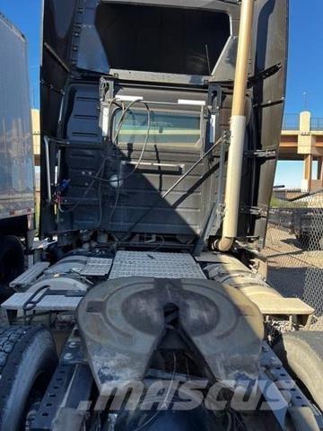 Volvo VNL 中古トラクターヘッド | トレーラーヘッド