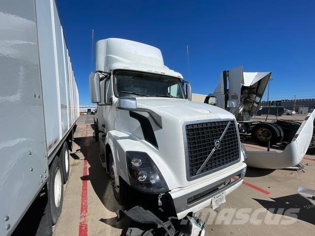 Volvo VNL 中古トラクターヘッド | トレーラーヘッド