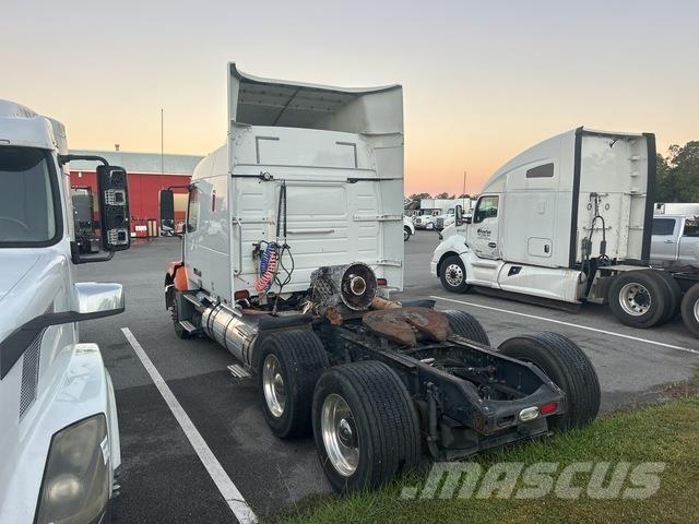 Volvo VNL 中古トラクターヘッド | トレーラーヘッド