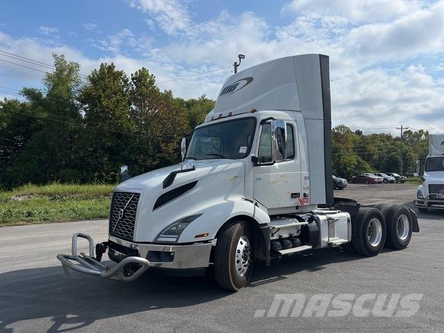 Volvo VNL 300 中古トラクターヘッド | トレーラーヘッド