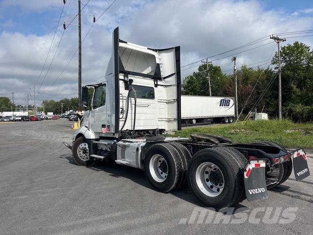 Volvo VNL 300 中古トラクターヘッド | トレーラーヘッド