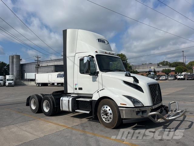 Volvo VNL 300 中古トラクターヘッド | トレーラーヘッド