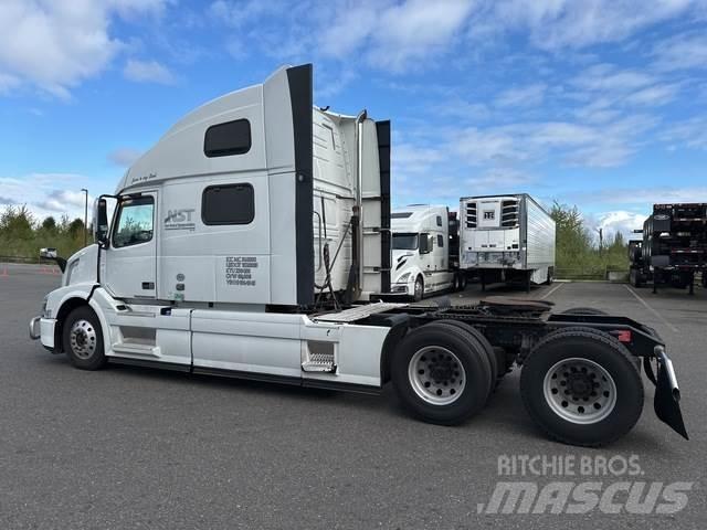 Volvo VNL 780 中古トラクターヘッド | トレーラーヘッド