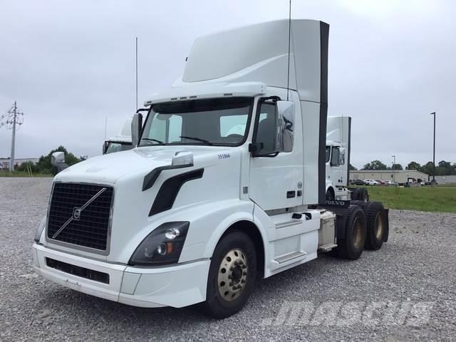 Volvo VNL300 中古トラクターヘッド | トレーラーヘッド