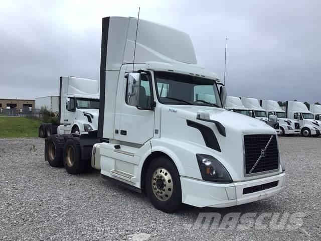 Volvo VNL300 中古トラクターヘッド | トレーラーヘッド