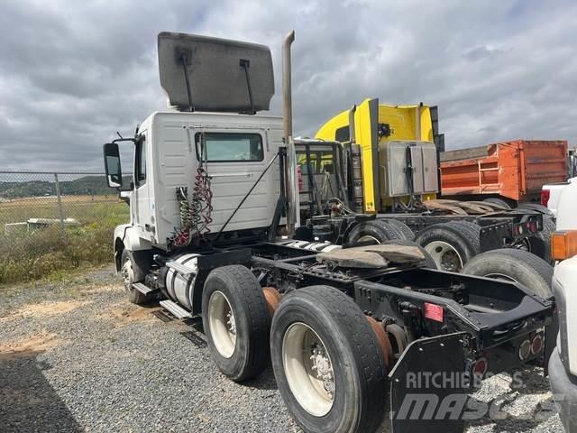 Volvo VNL64 中古トラクターヘッド | トレーラーヘッド