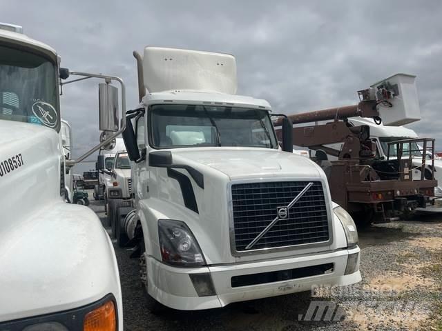 Volvo VNL64 中古トラクターヘッド | トレーラーヘッド