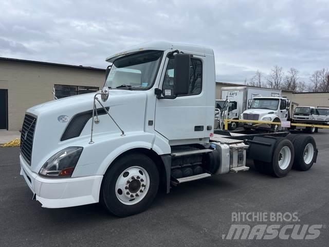 Volvo VNL64T 中古トラクターヘッド | トレーラーヘッド