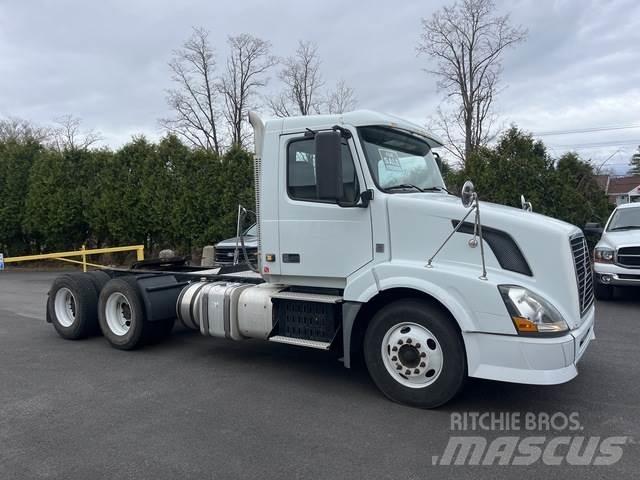 Volvo VNL64T 中古トラクターヘッド | トレーラーヘッド